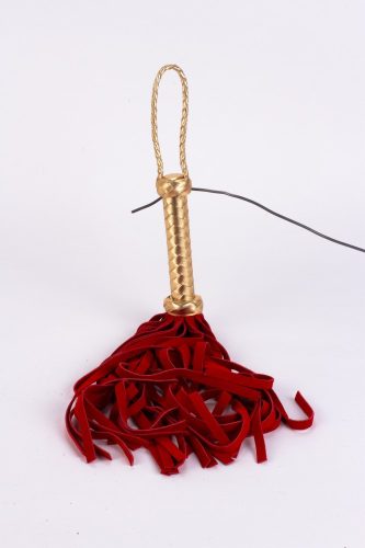 Piros velűrbőr korbács arany nyéllel - 45 cm